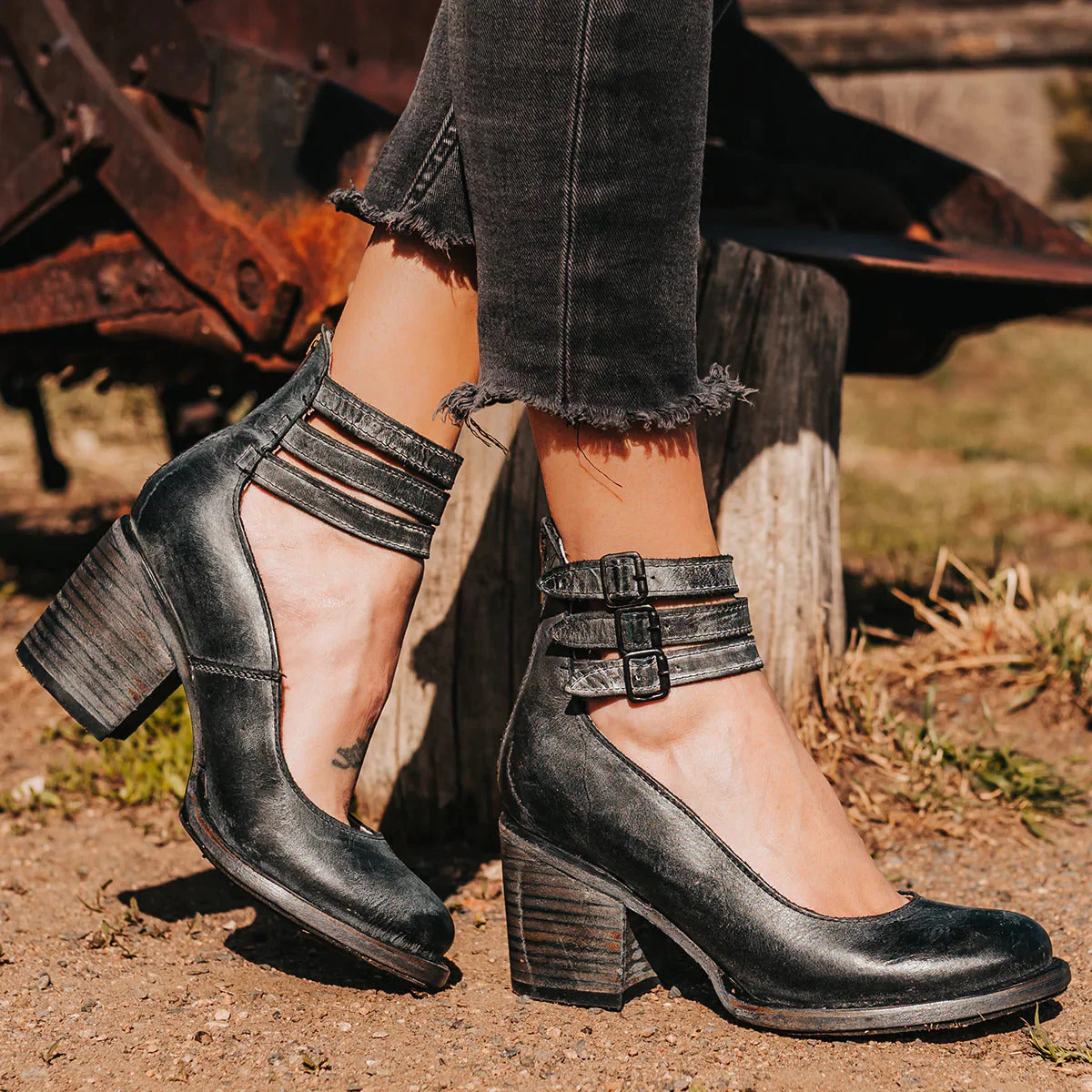 CAMILLE | Pumps mit Riemen — bequemer Blockabsatz - Image 2