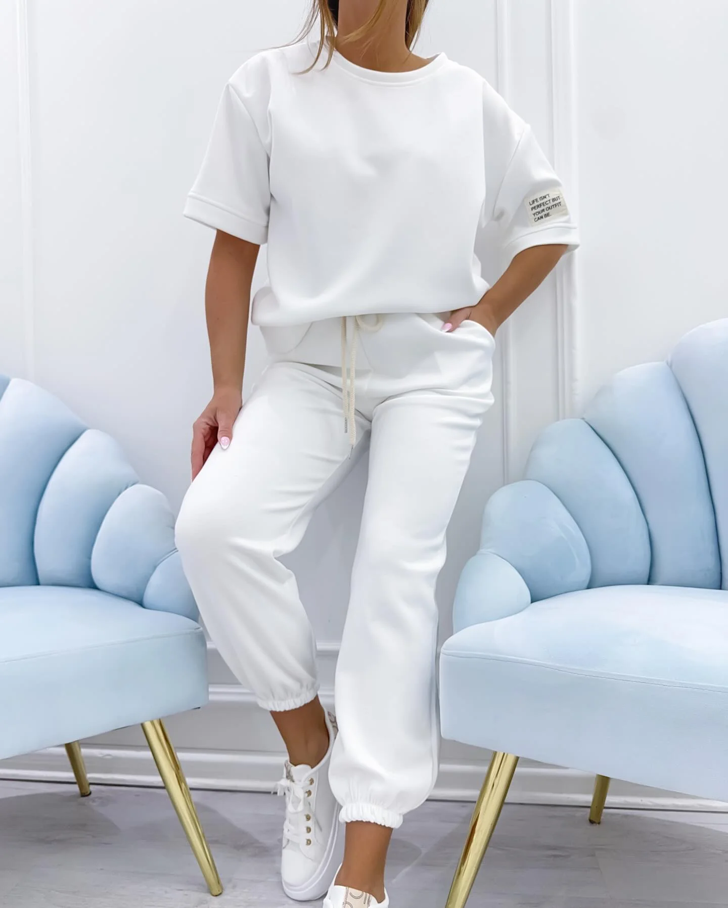Damen Relaxed Outfit: Set aus solidem Oberteil und Hose - Image 10