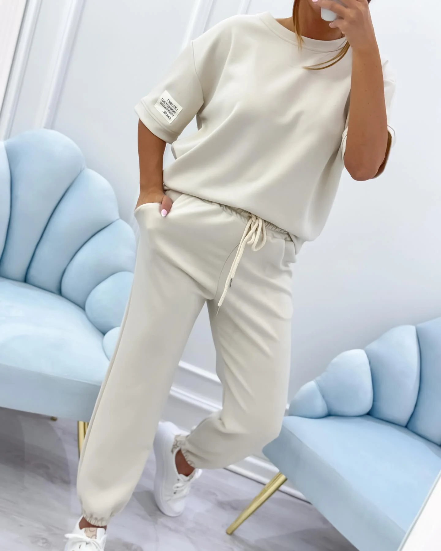 Damen Relaxed Outfit: Set aus solidem Oberteil und Hose - Image 4
