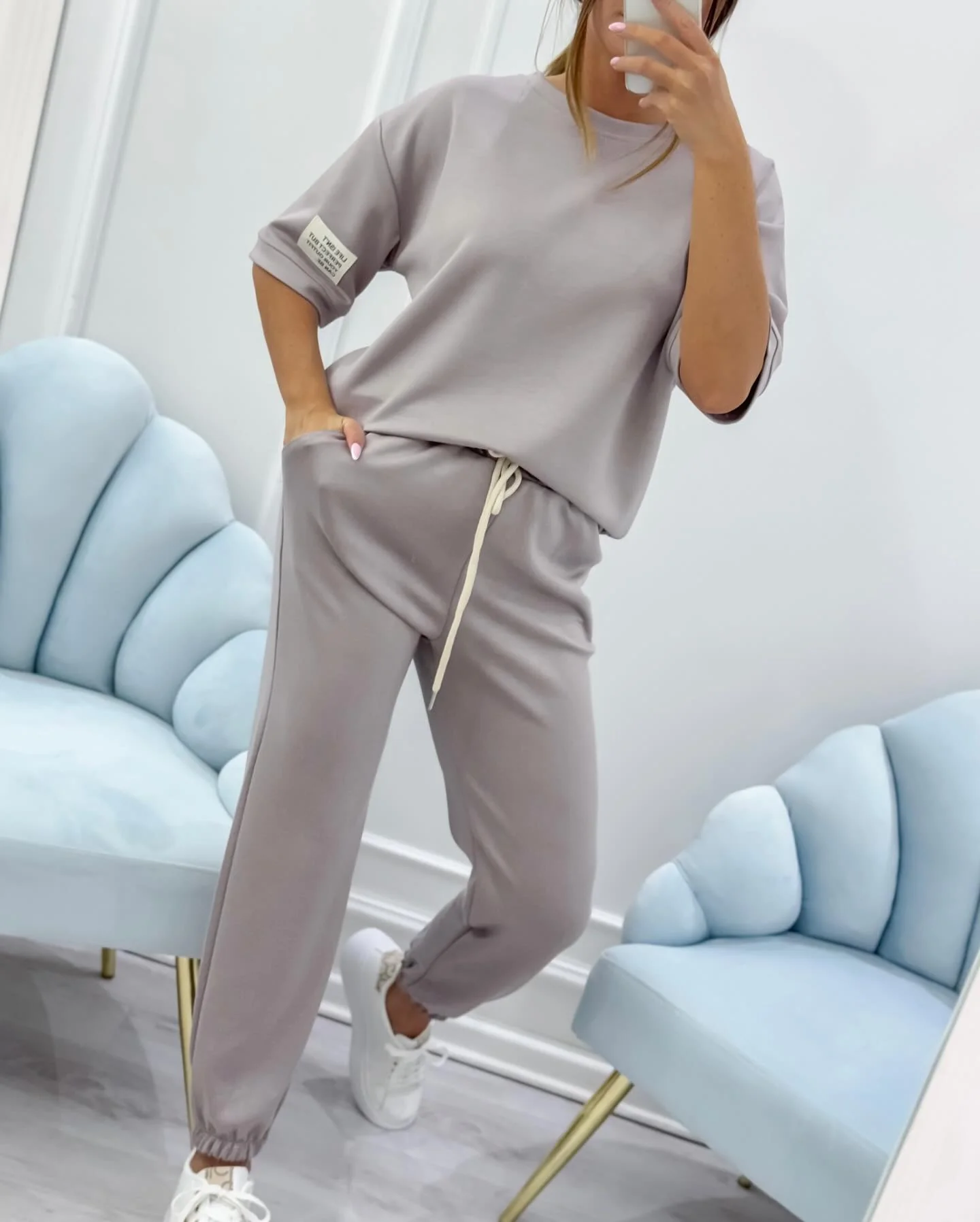 Damen Relaxed Outfit: Set aus solidem Oberteil und Hose - Image 5