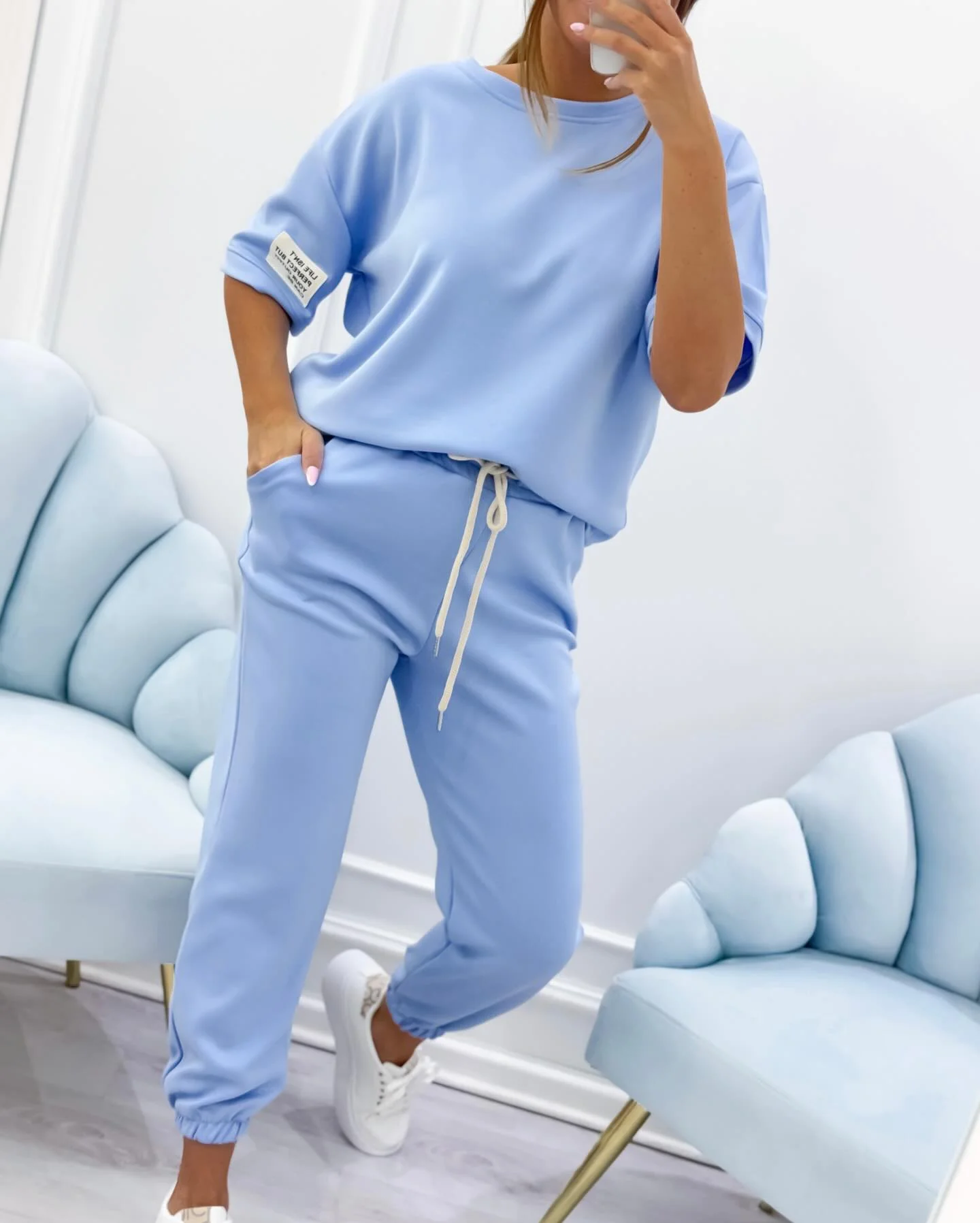 Damen Relaxed Outfit: Set aus solidem Oberteil und Hose - Image 8